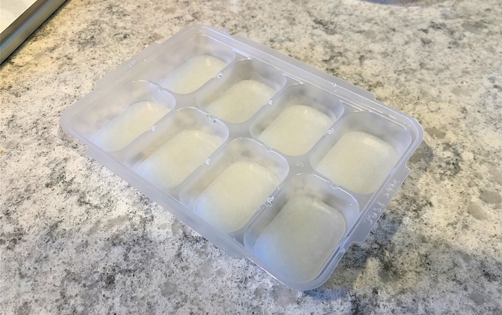 わけ分けフリージングブロックトレーにおかゆ入れたver